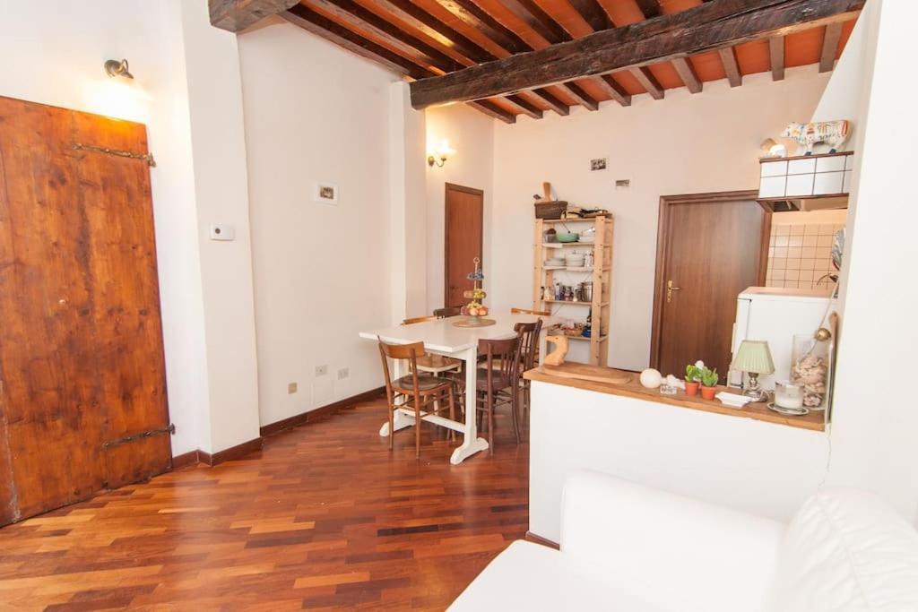 Romantic Apt In San Frediano Florence Exterior photo